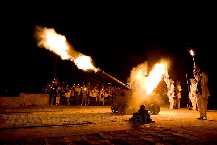 el cañonazo de las 9 cada noche a las 9 en el castillo de los tres reyes magos, en la habana!
